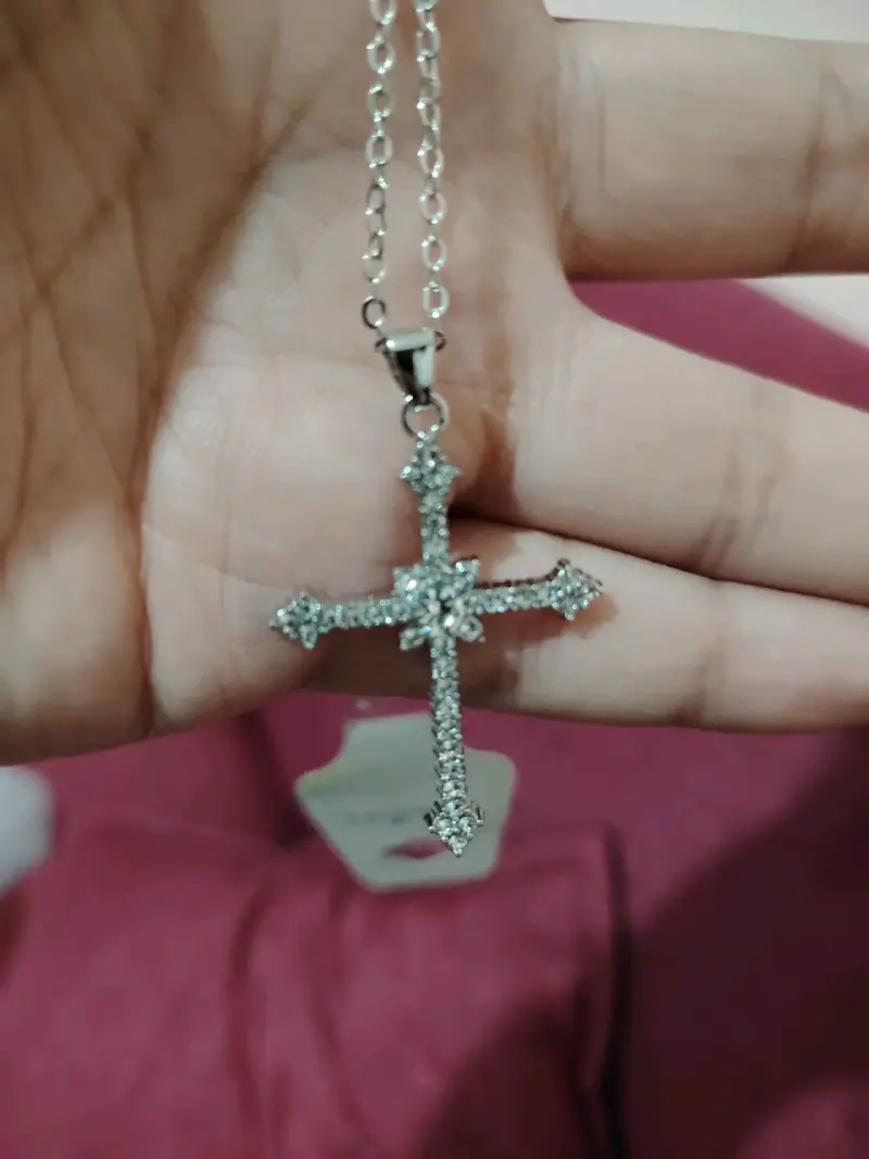 Collar de cruz brillante