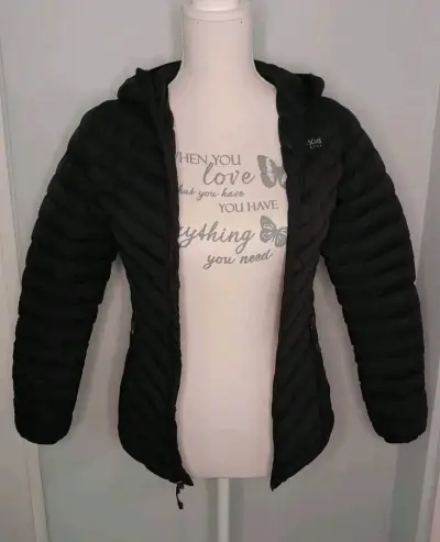 Chaqueta negra con capucha maui - miniatura 1
