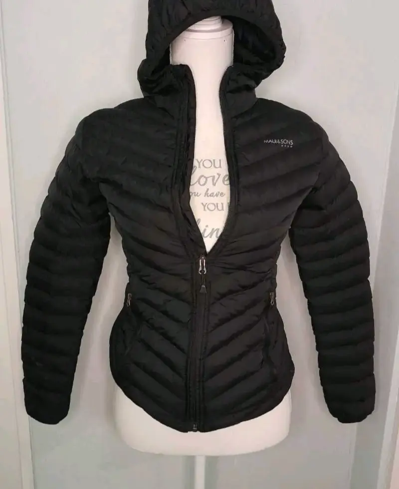 Chaqueta negra con capucha maui - 2