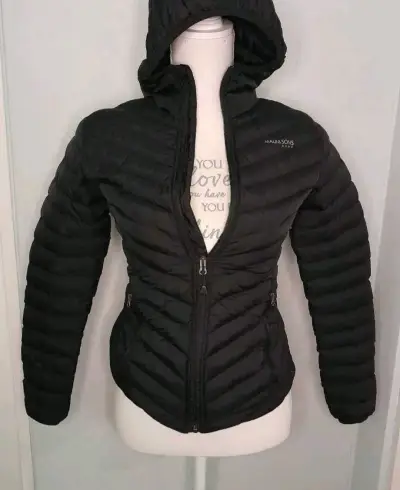 Chaqueta negra con capucha maui - miniatura 2