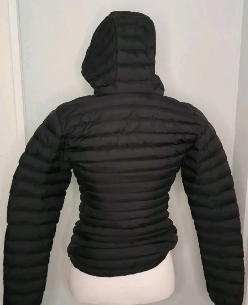 Chaqueta negra con capucha maui - 3