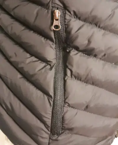 Chaqueta negra con capucha maui - miniatura 5