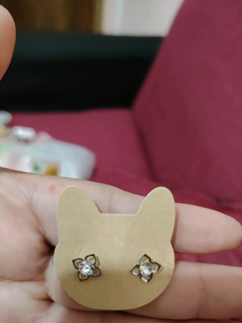 Aros con diseño de flor y cristal