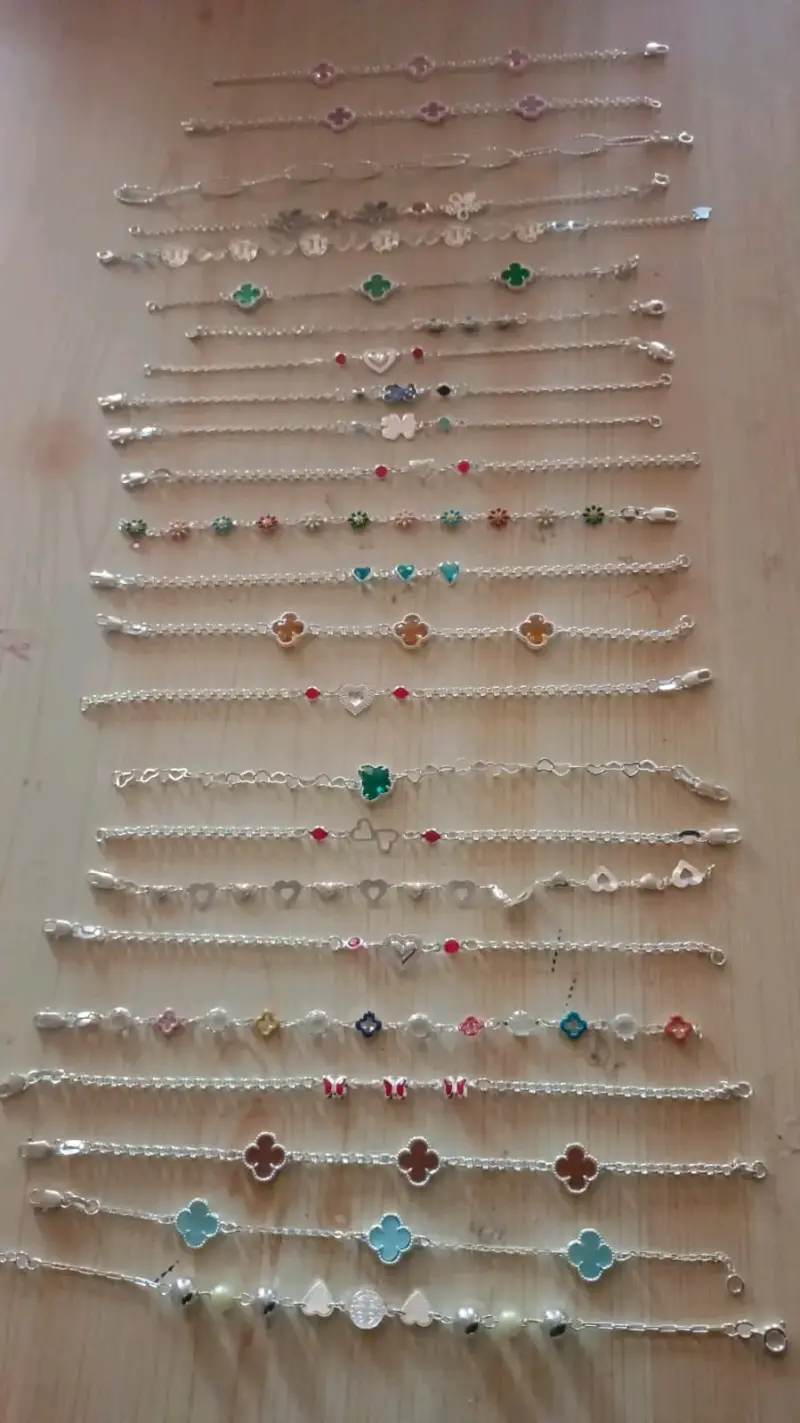 Pulseras de plata con dijes coloridos