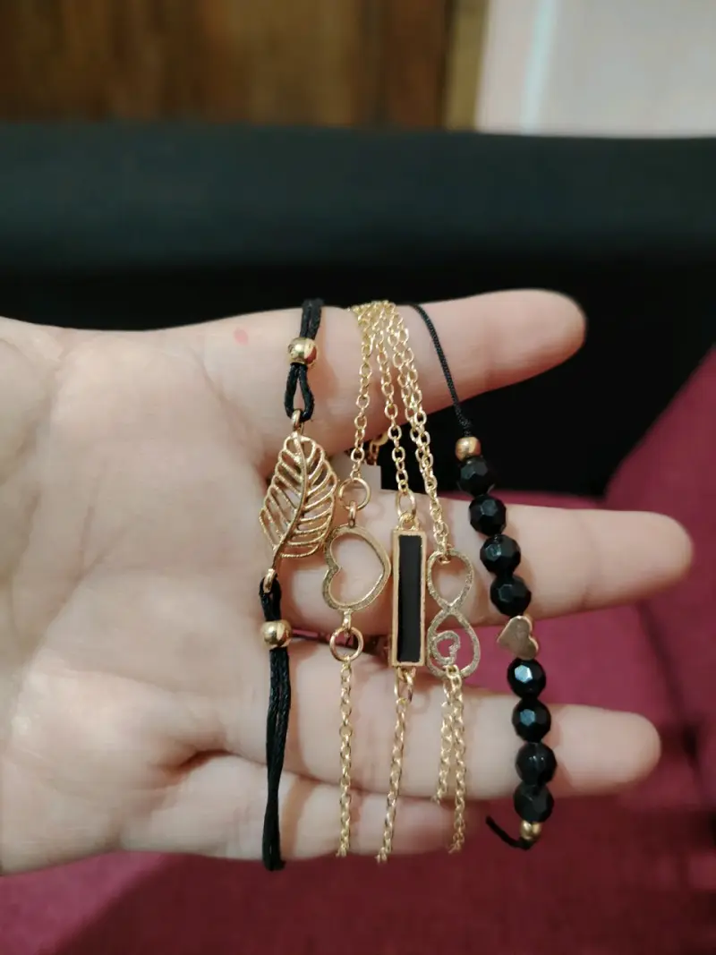 Set de pulseras doradas y negras