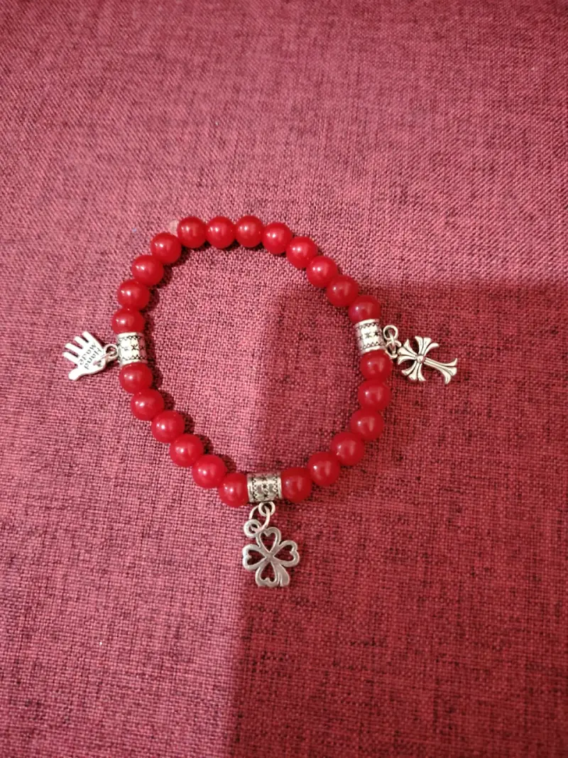 Pulsera roja con dijes