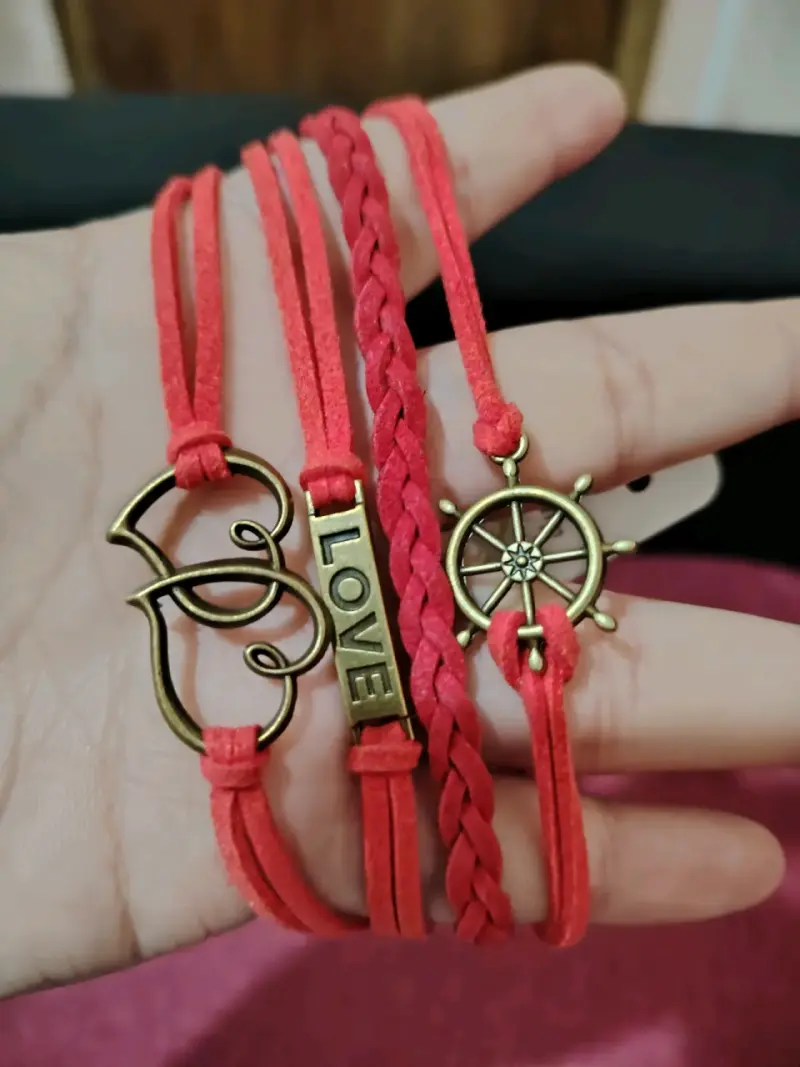 Set de pulseras rojas con dijes