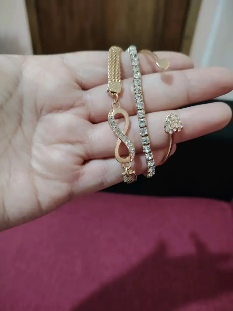 Set de pulseras doradas
