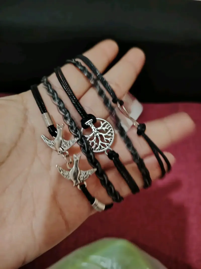 Pulsera de cuero con dijes