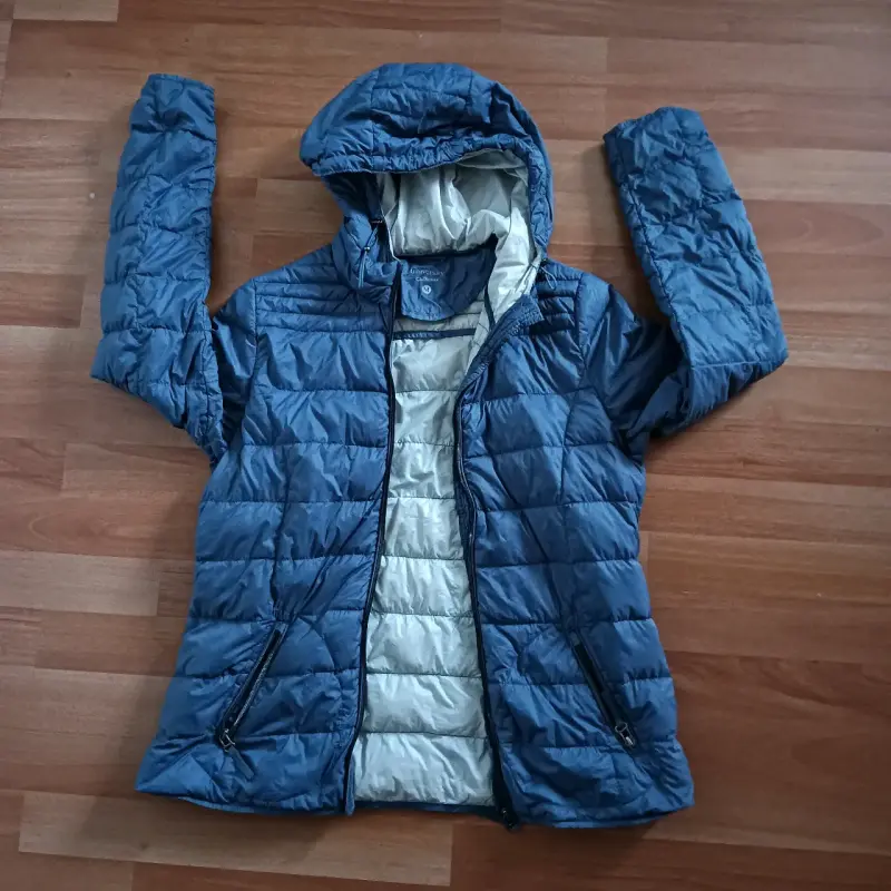 Chaqueta puffer azul con capucha - 1