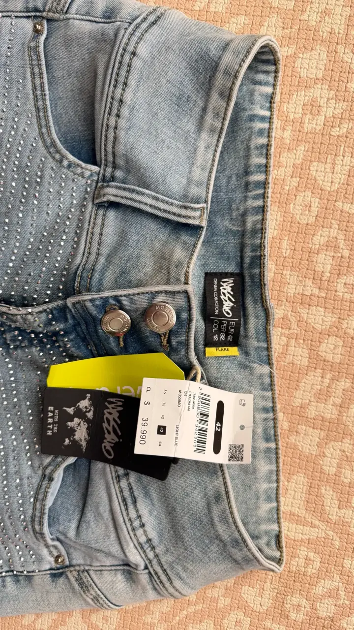 Jeans acampanados con tachas - 2