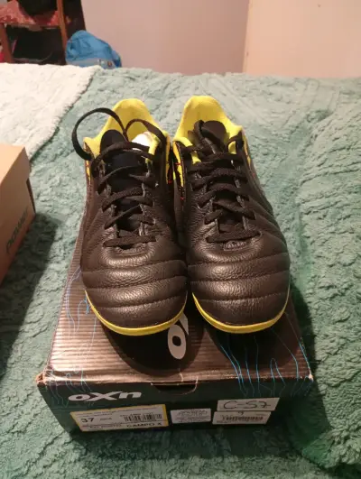 Zapatillas de fútbol negras neon - miniatura 1