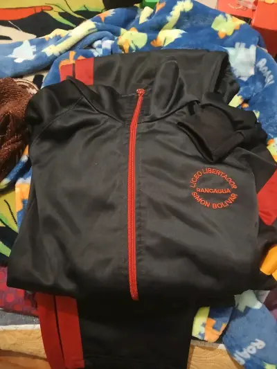 Polerón negro con capucha - miniatura 4