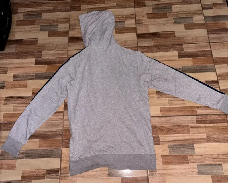Polerón gris Adidas con capucha - 3