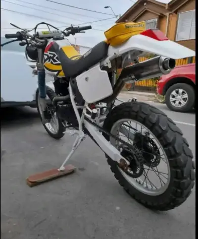 Moto Suzuki DR 400cc Modificada - miniatura 1