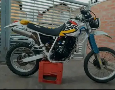 Moto Suzuki DR 400cc Modificada - miniatura 2