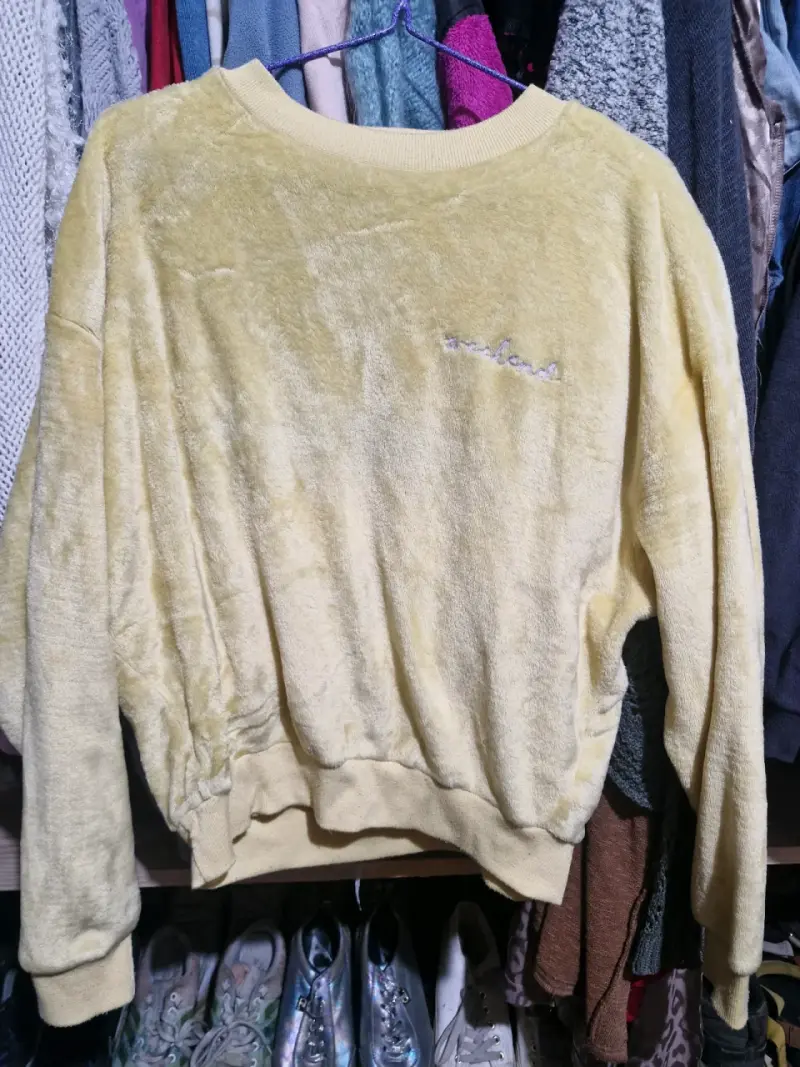 Sweater amarillo suave