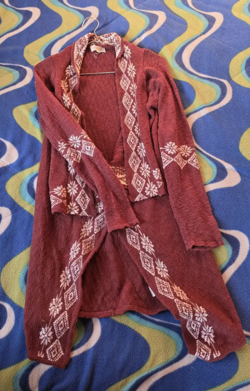 Cardigan rojo con diseño invernal