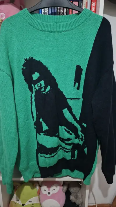 Suéter verde con diseño artístico - miniatura 1