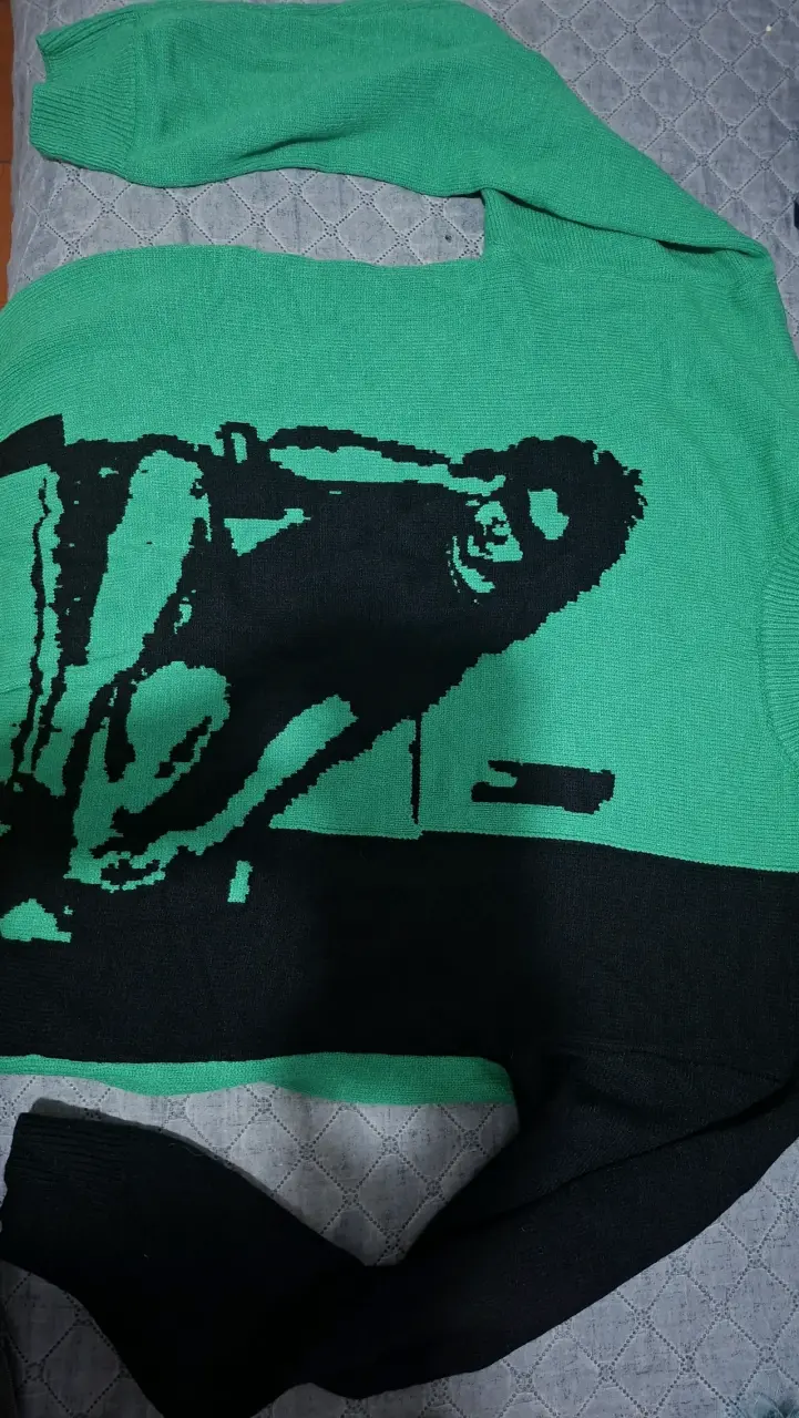 Suéter verde con diseño artístico - 4