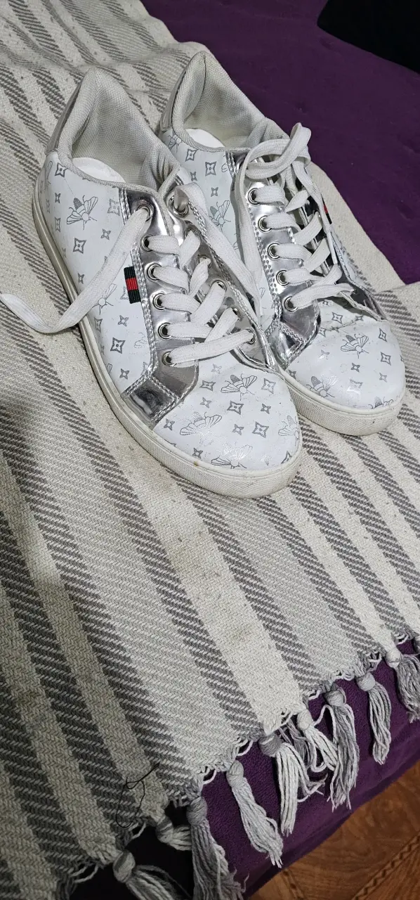 Zapatillas blancas con detalles - 1