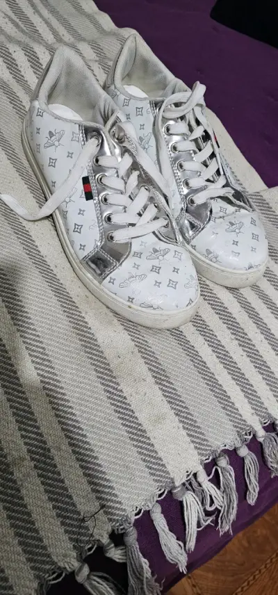 Zapatillas blancas con detalles - miniatura 1