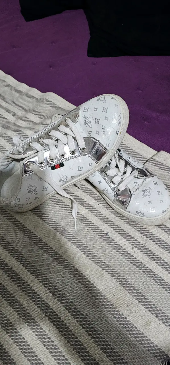 Zapatillas blancas con detalles - 2