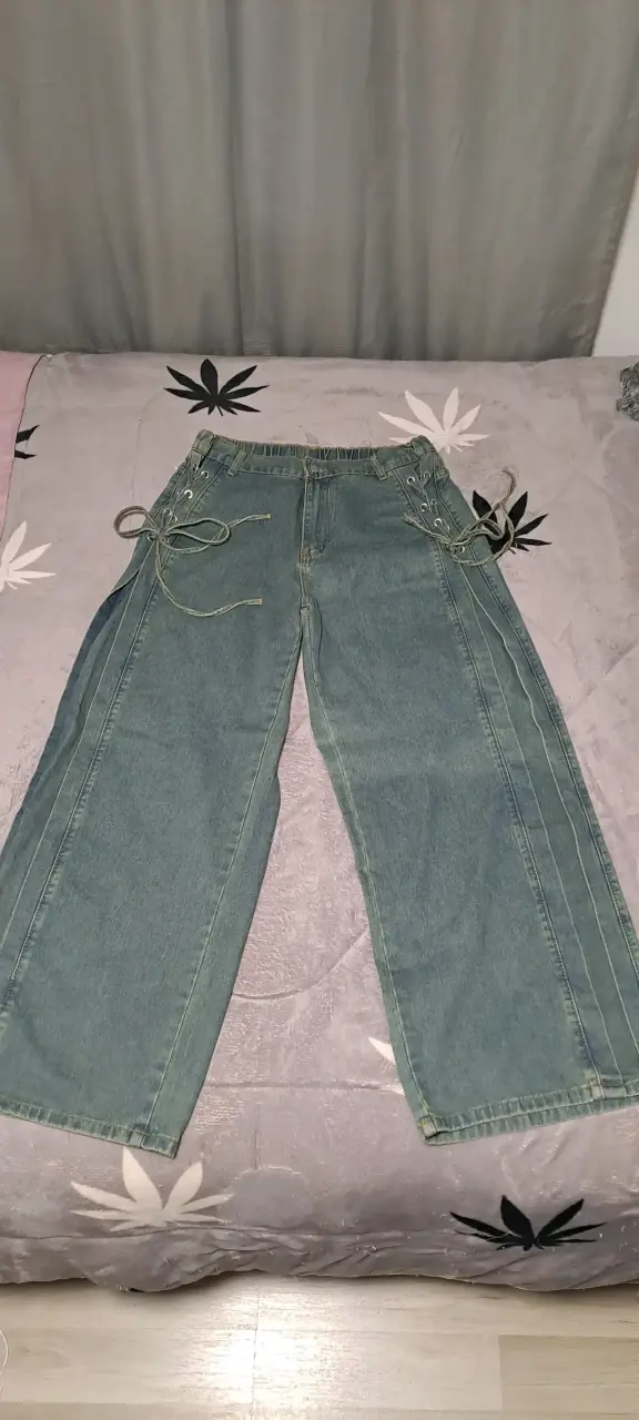 Jean con lazos laterales