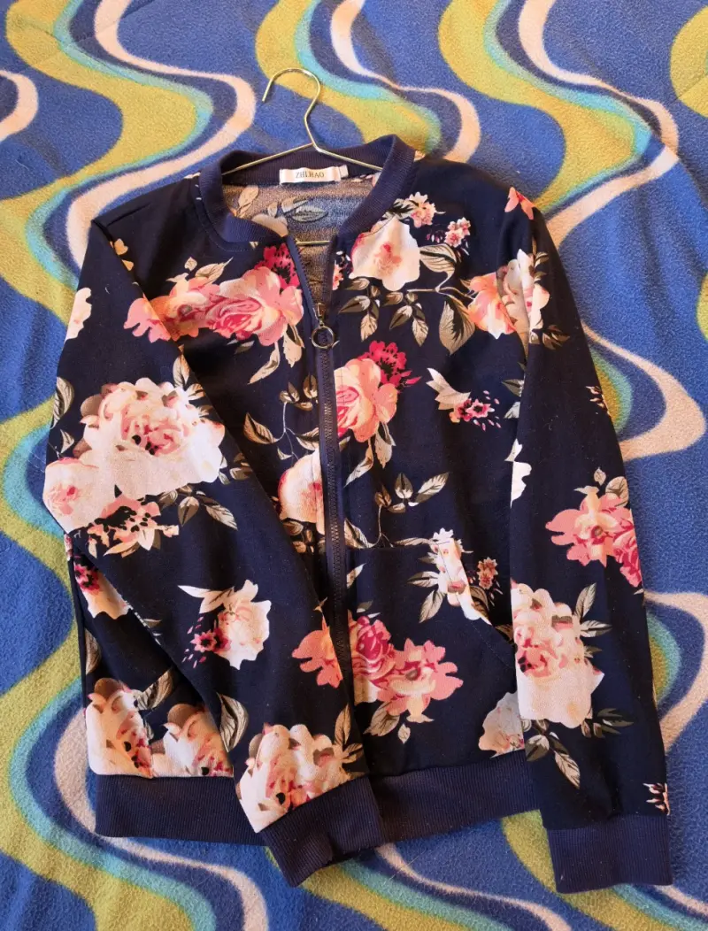 Chaqueta floral azul con cremallera