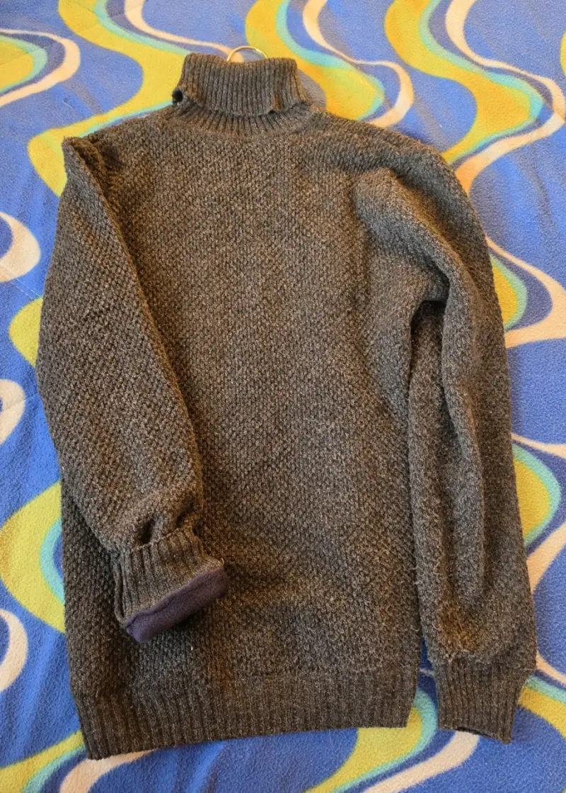 Suéter cuello alto gris