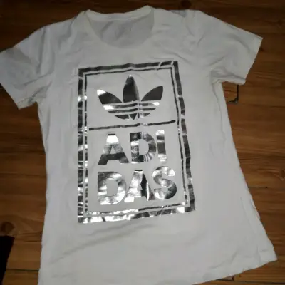 Polera blanca Adidas con logo plateado - miniatura 1