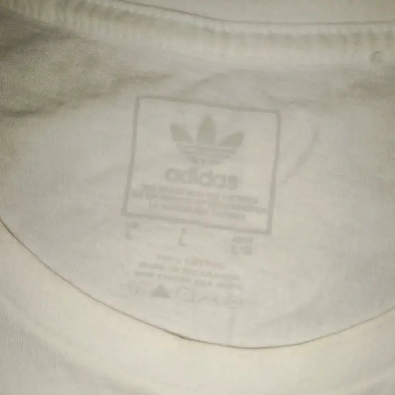 Polera blanca Adidas con logo plateado - 2