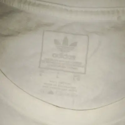 Polera blanca Adidas con logo plateado - miniatura 2