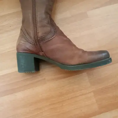 Botas largas de cuero marrón - miniatura 4