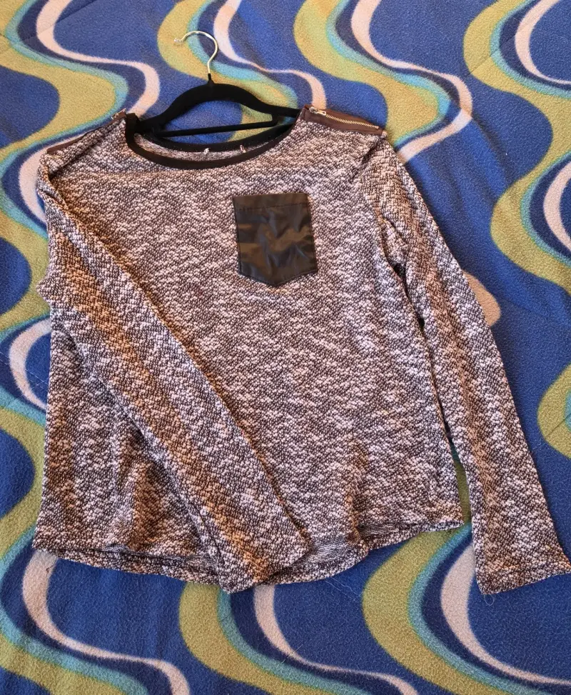 Polera tejida gris con bolsillo