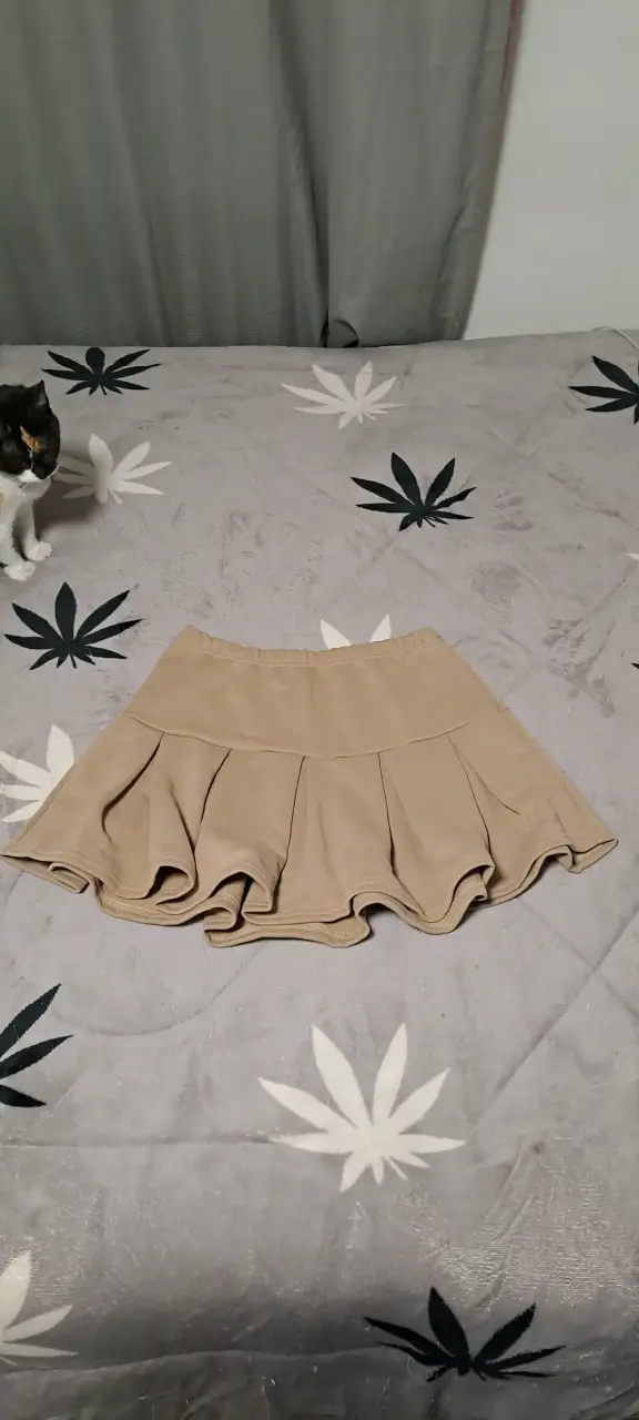 Falda corta beige plisada