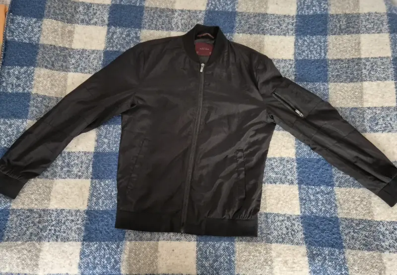 Chaqueta bomber negra marca Zara - 1