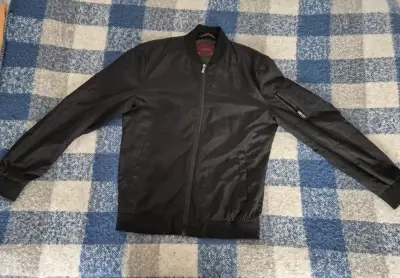 Chaqueta bomber negra marca Zara - miniatura 1