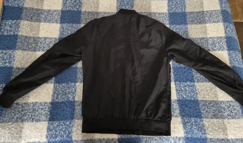 Chaqueta bomber negra marca Zara - 2