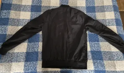 Chaqueta bomber negra marca Zara - miniatura 2