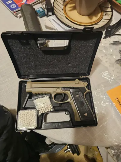 Pistola de airsoft con munición - miniatura 1