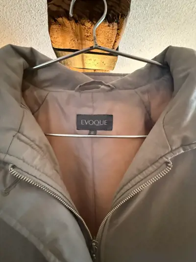 Abrigo beige de mujer - miniatura 4