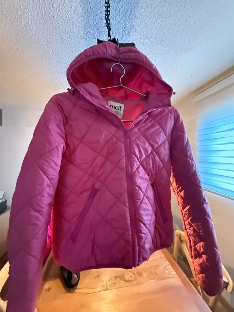 Chaqueta rosada con capucha - 1