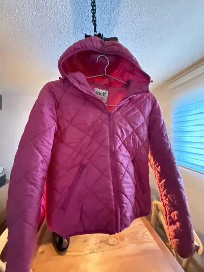 Chaqueta rosada con capucha - miniatura 1