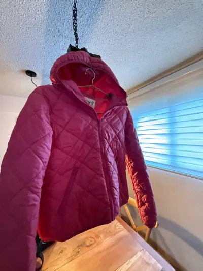 Chaqueta rosada con capucha - miniatura 2