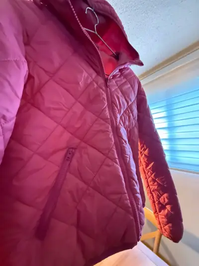 Chaqueta rosada con capucha - miniatura 3