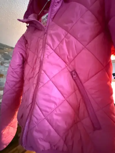 Chaqueta rosada con capucha - miniatura 4
