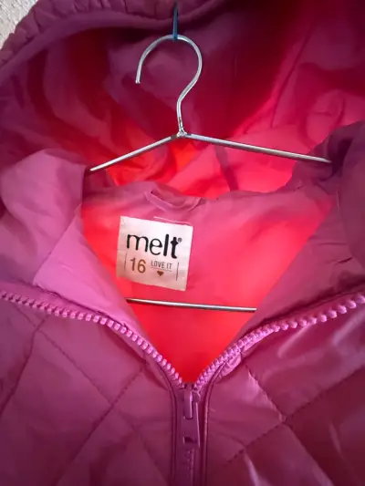 Chaqueta rosada con capucha - miniatura 6
