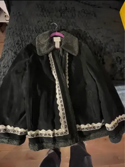 Abrigo negro con detalles bordados - miniatura 1