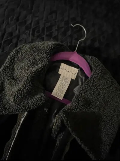 Abrigo negro con detalles bordados - miniatura 2